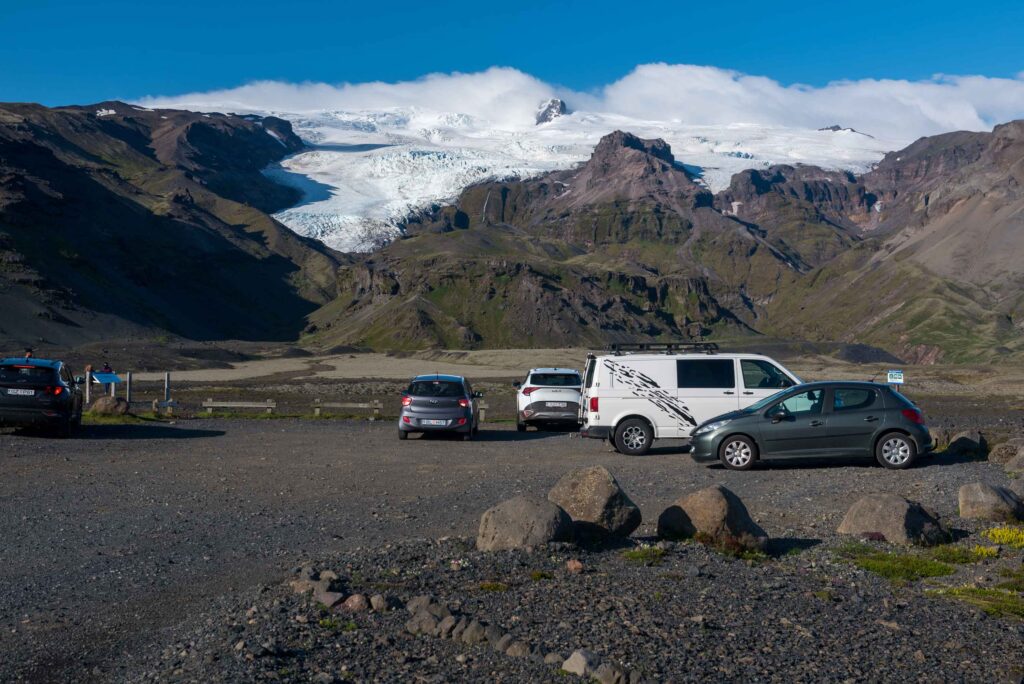 Parkeerplaats met uitzicht op de Kotárjökull.