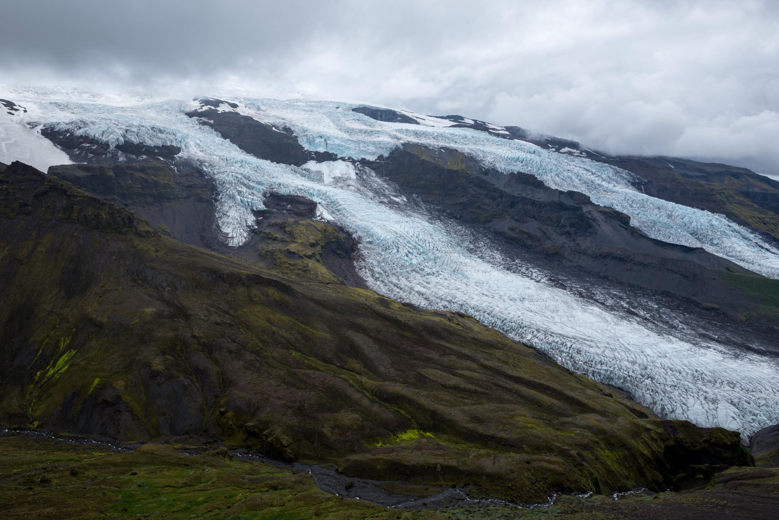 Virkisjökull (links) en Falljökull gezien vanaf Fremraskarð, juli 2023.