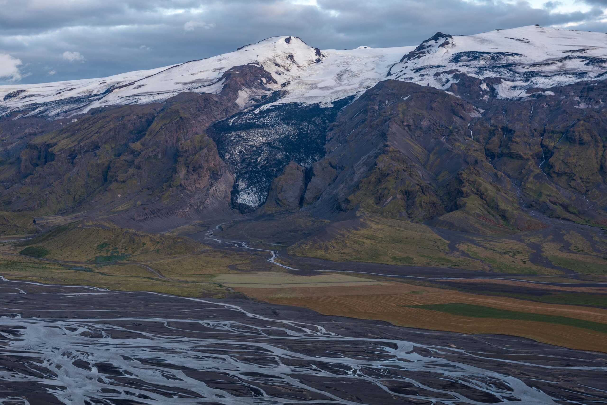 Boogvormige morene voor de Gígjökull, juli 2023. Uitzicht vanaf de Þórólsfell.