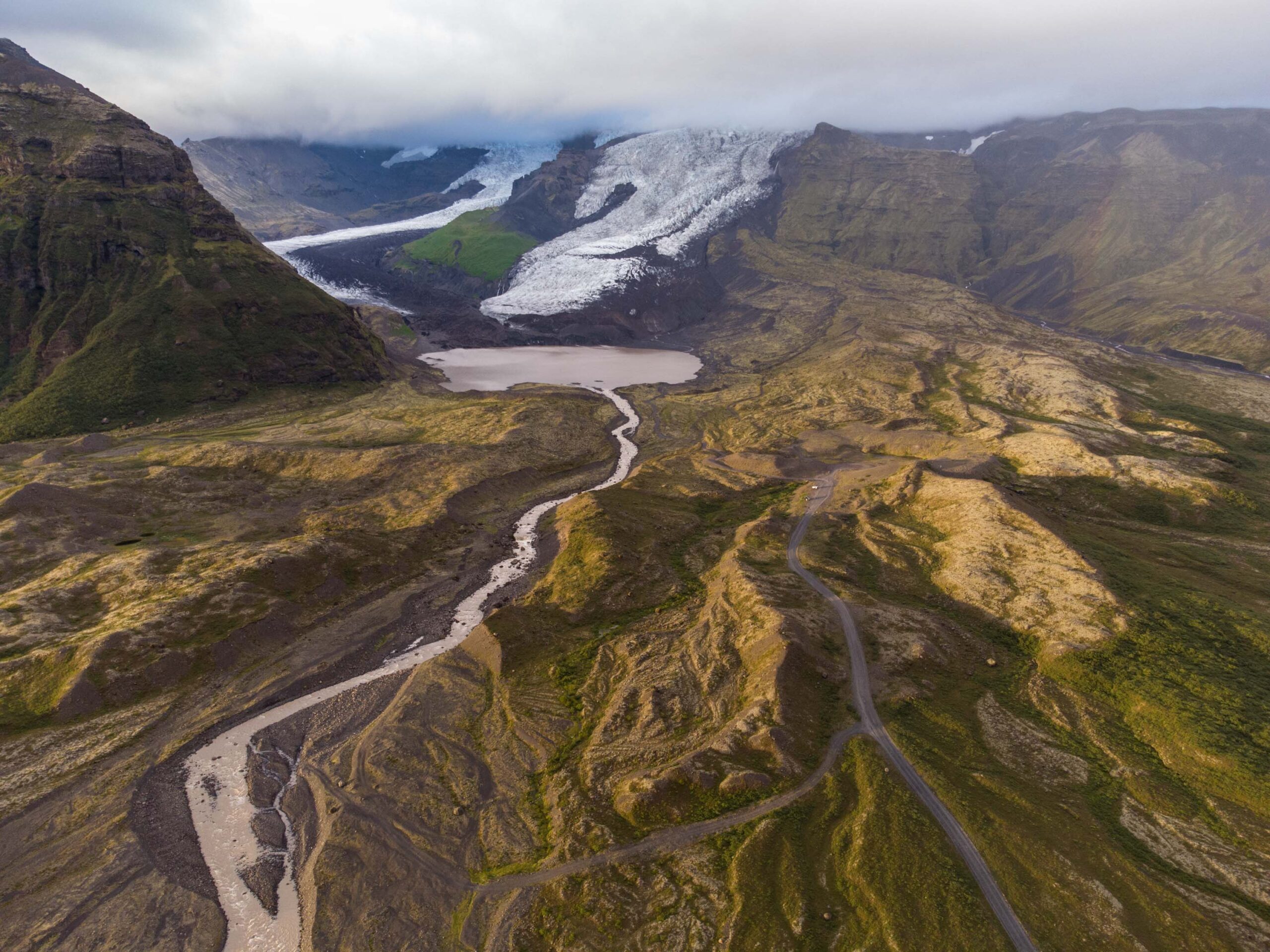 De heuvels op de voorgrond vormen de 19e-eeuwse eindmorene van Falljökull-Virkisjökull. Dronefoto, augustus 2023.