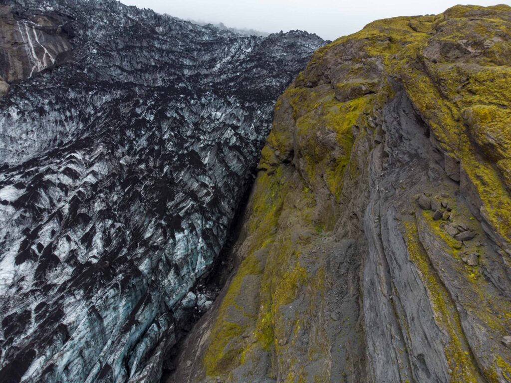 Het ijs van de Gígjökull ziet nog steeds zwart van de as, augustus 2023.