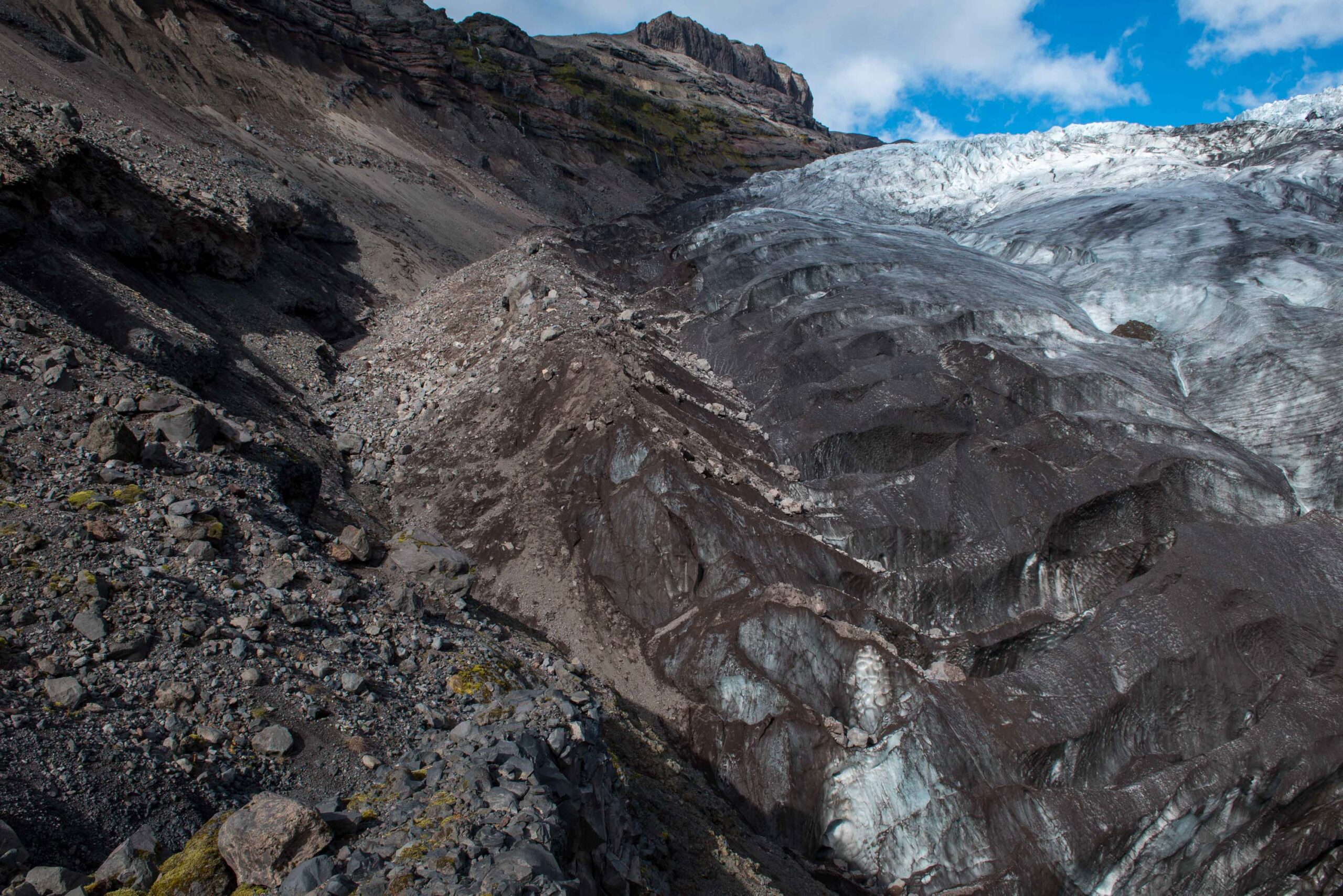 Nieuwe zijmorene aan de noordkant van de Kotárjökull, augustus 2023.