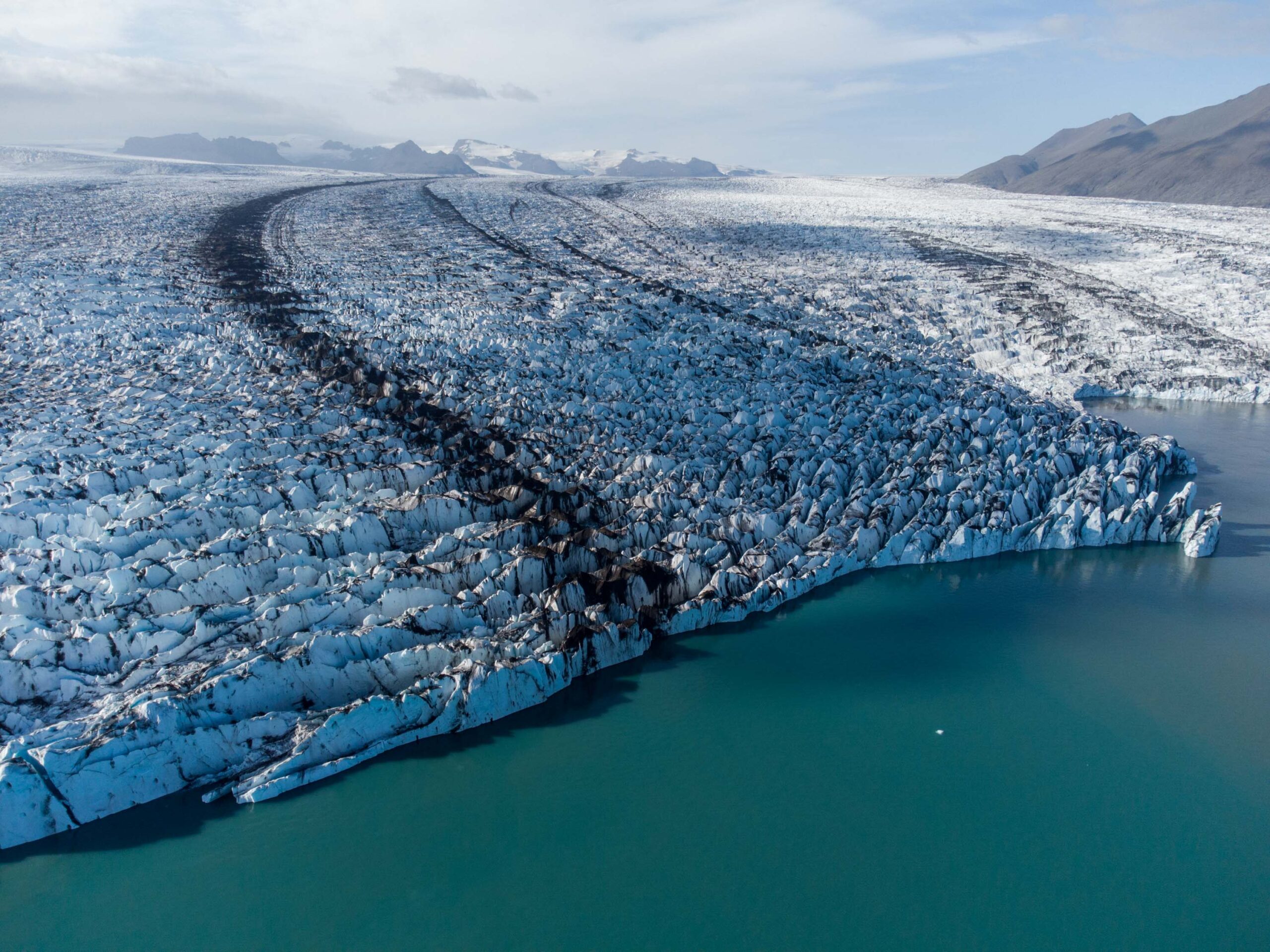 De middenmorene Esjufjallarönd eindigt boven het gletsjermeer Jökulsárlón.