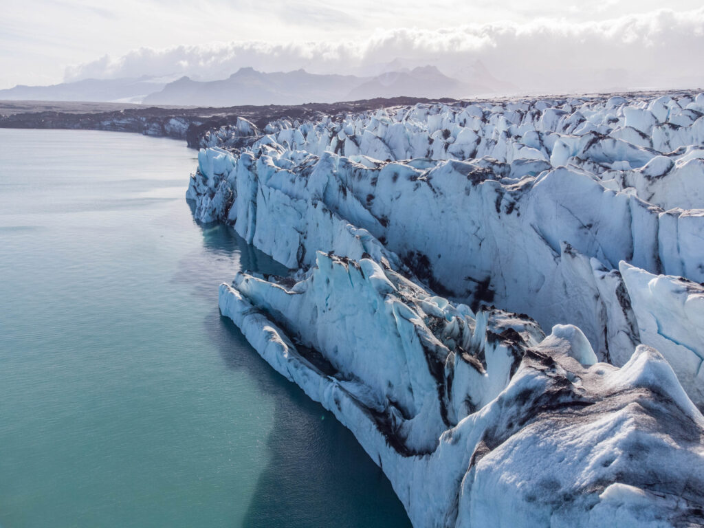 De kalvende rand van Breiðamerkurjökull beweegt soms 5 m per dag.