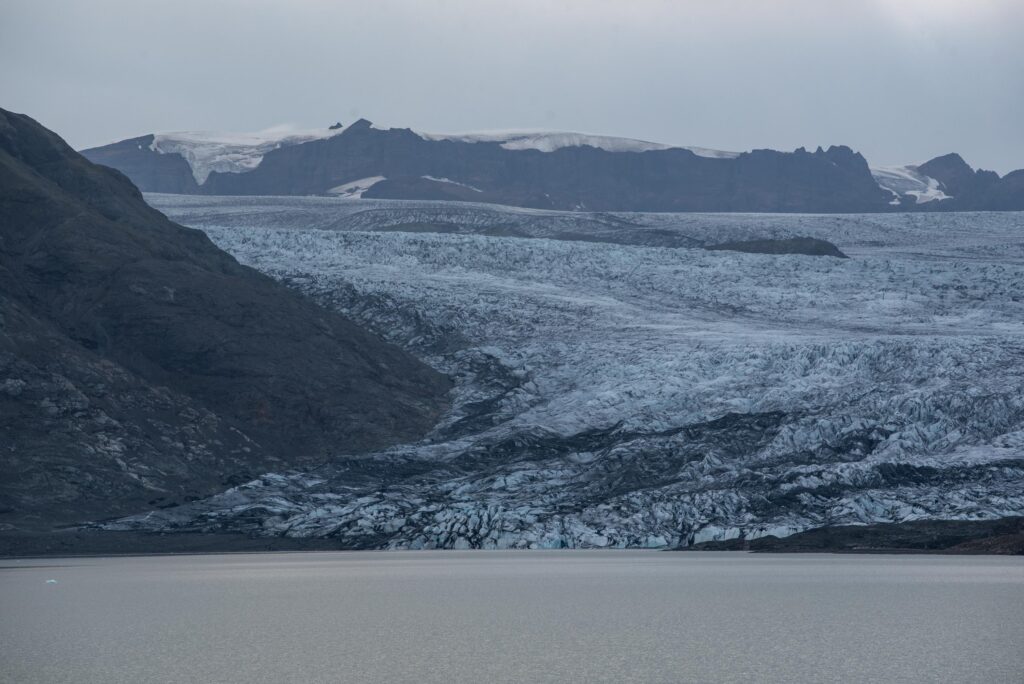 De tong van de Heljargnipujökull eindigt in het Breiðárlón, augustus 2023.
