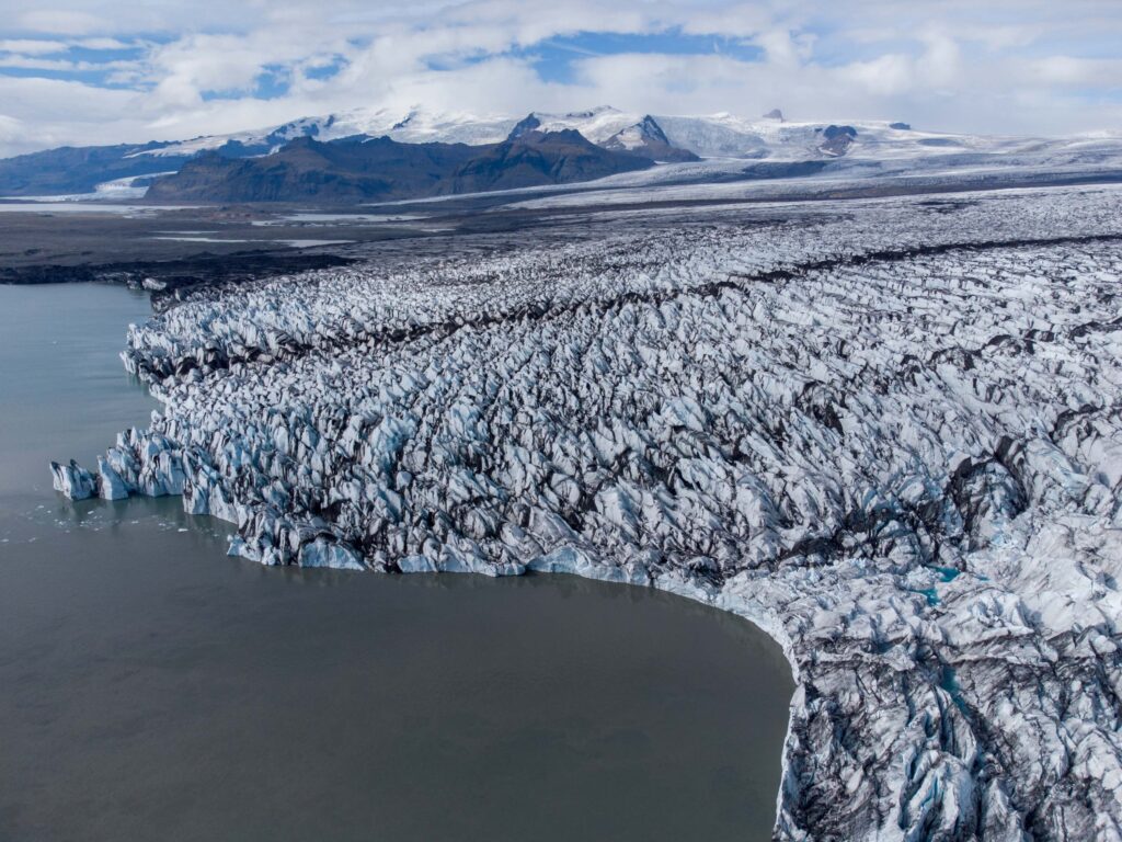 Dronefoto van de afbrokkelende rand, augustus 2023.