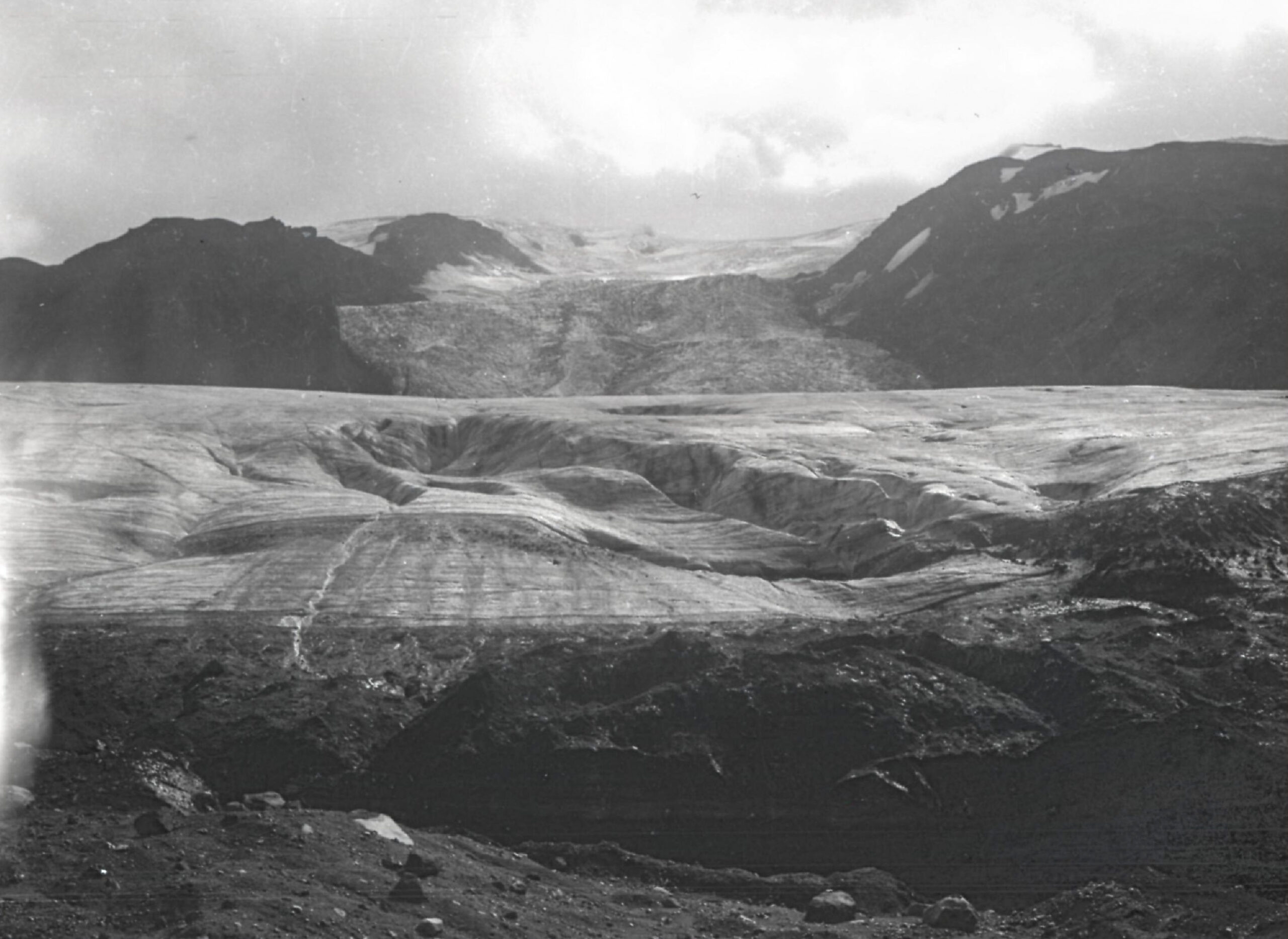 Gígjökull in circa 1930 (links) en 2023. Fotograaf 1930: Jón Eyþórsson, Jöklarannsóknafélag Íslands.