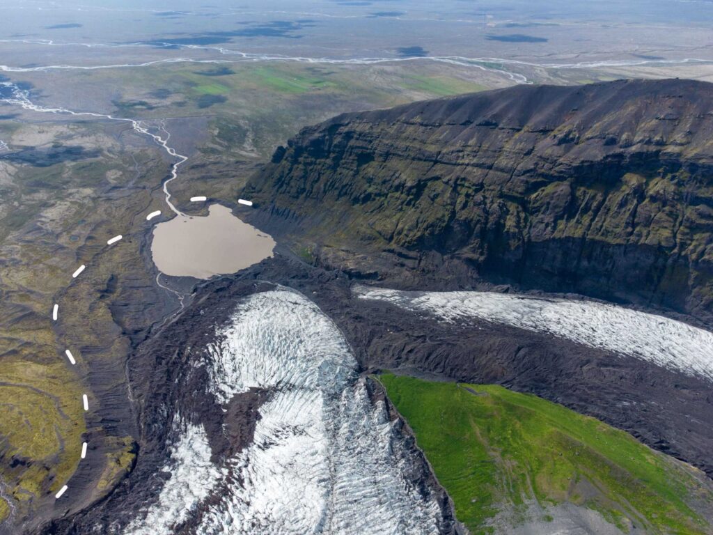 Falljökull-Virkisjökull with 1990-moraine as a dashed line. Drone photo, August 2023.