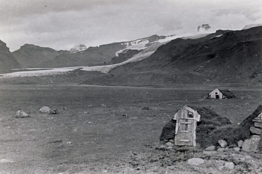 Huts on the plain in front of Sandfell in 1935-1938, with Falljökull in the background. Photographer: Sigurdur Thorarinsson, Jöklarannsóknafélag Íslands.