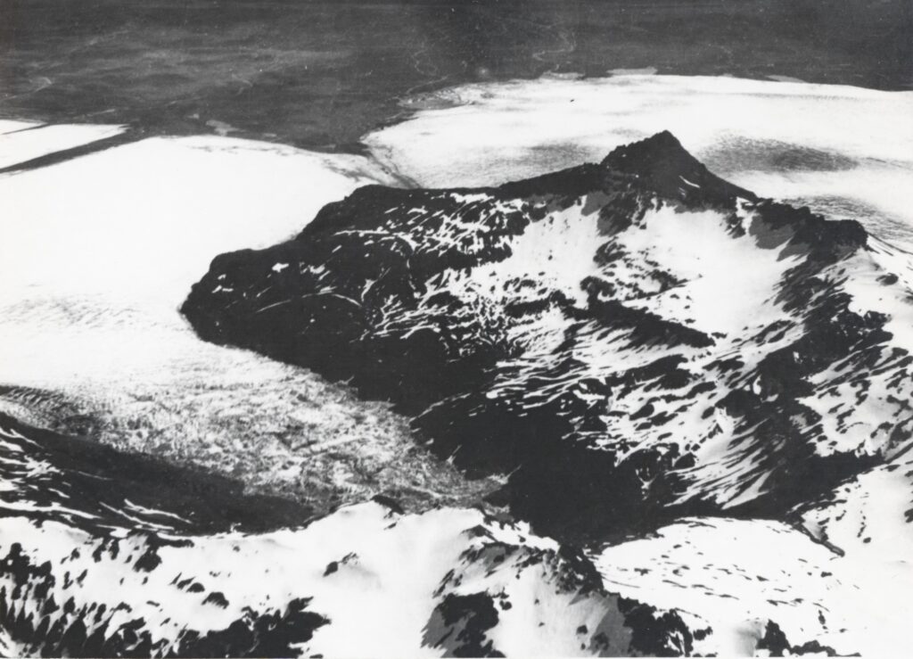 De Heljargnipujökull (links) damt in 1938 een zijdal af (midden), waarin water verzamelde. Fotograaf: Sigurdor Thorarinsson, Jöklarannsóknafélag Íslands.