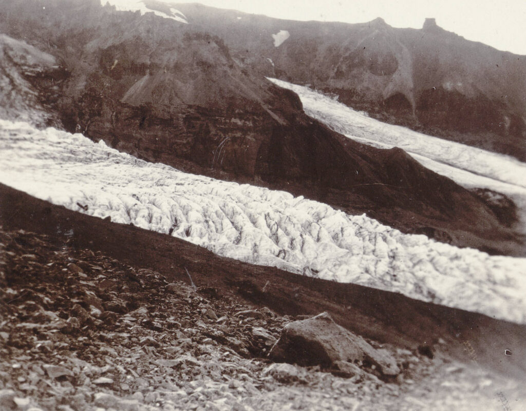 De Kotárjökull en Rótarfjallsjökull omsluiten de berg in 1891. Fotograaf: Frederick Howell, Cornell University Library.