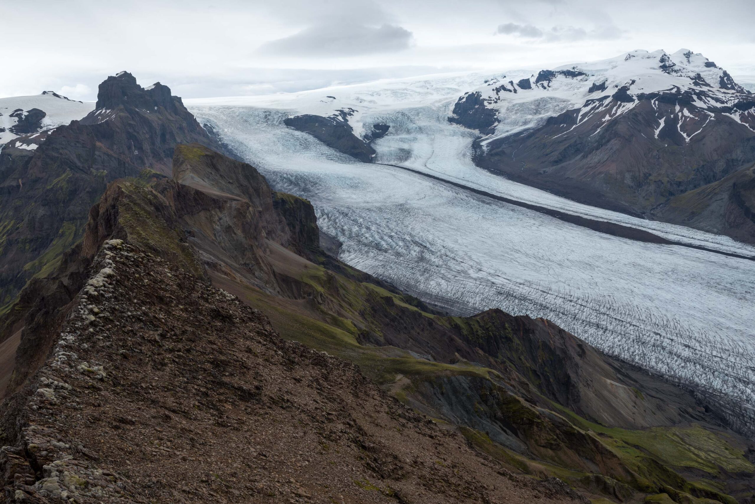 Tussen de ijsvallen van de Skaftafellsjökull ligt een middenmorene.