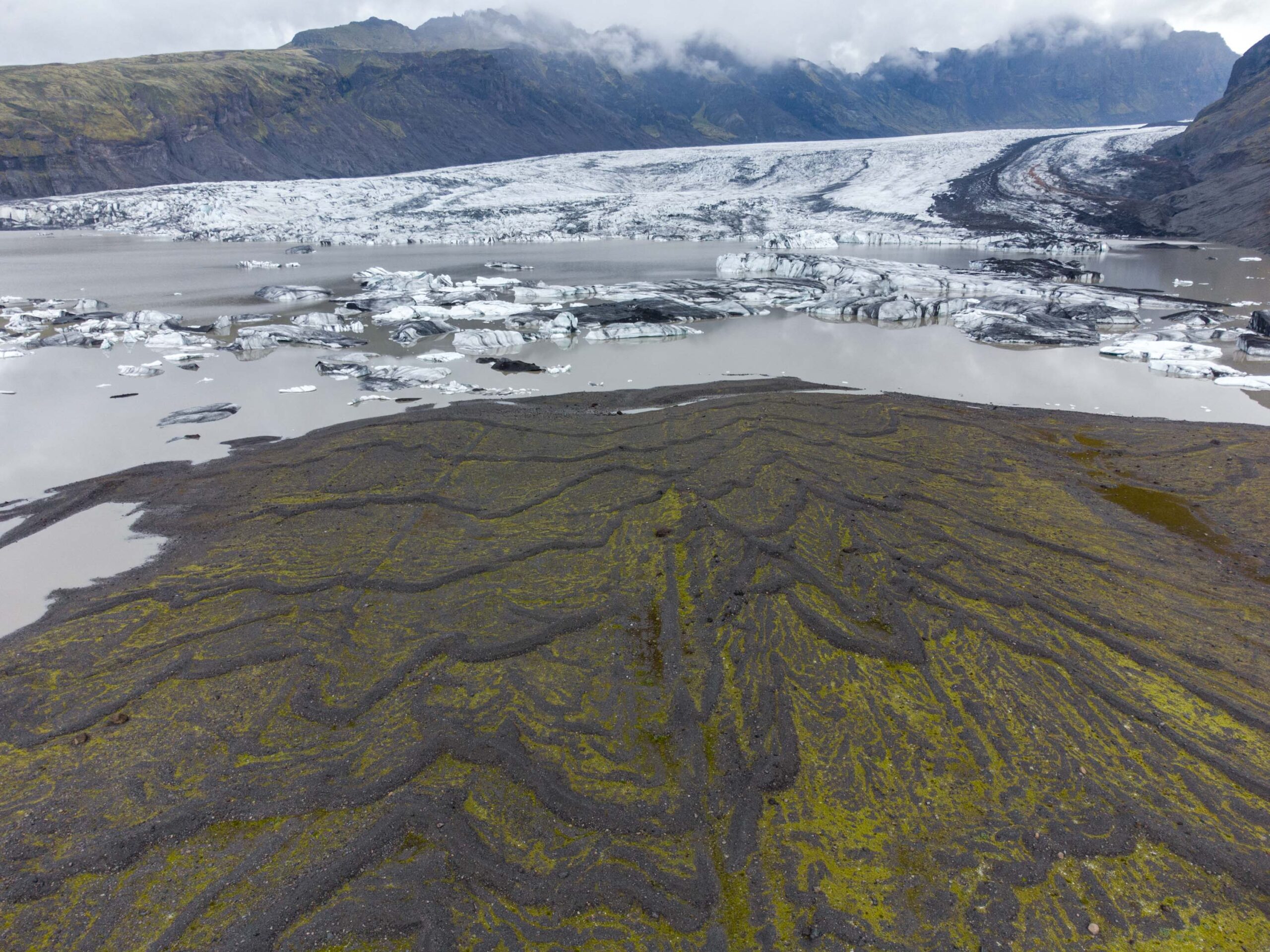 Dronefoto van de recessiemorenes voor de Skaftafellsjökull.