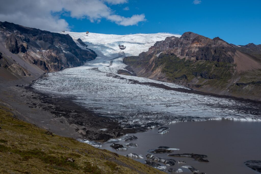 De Kvíárjökull is diep ingesleten in de berg.