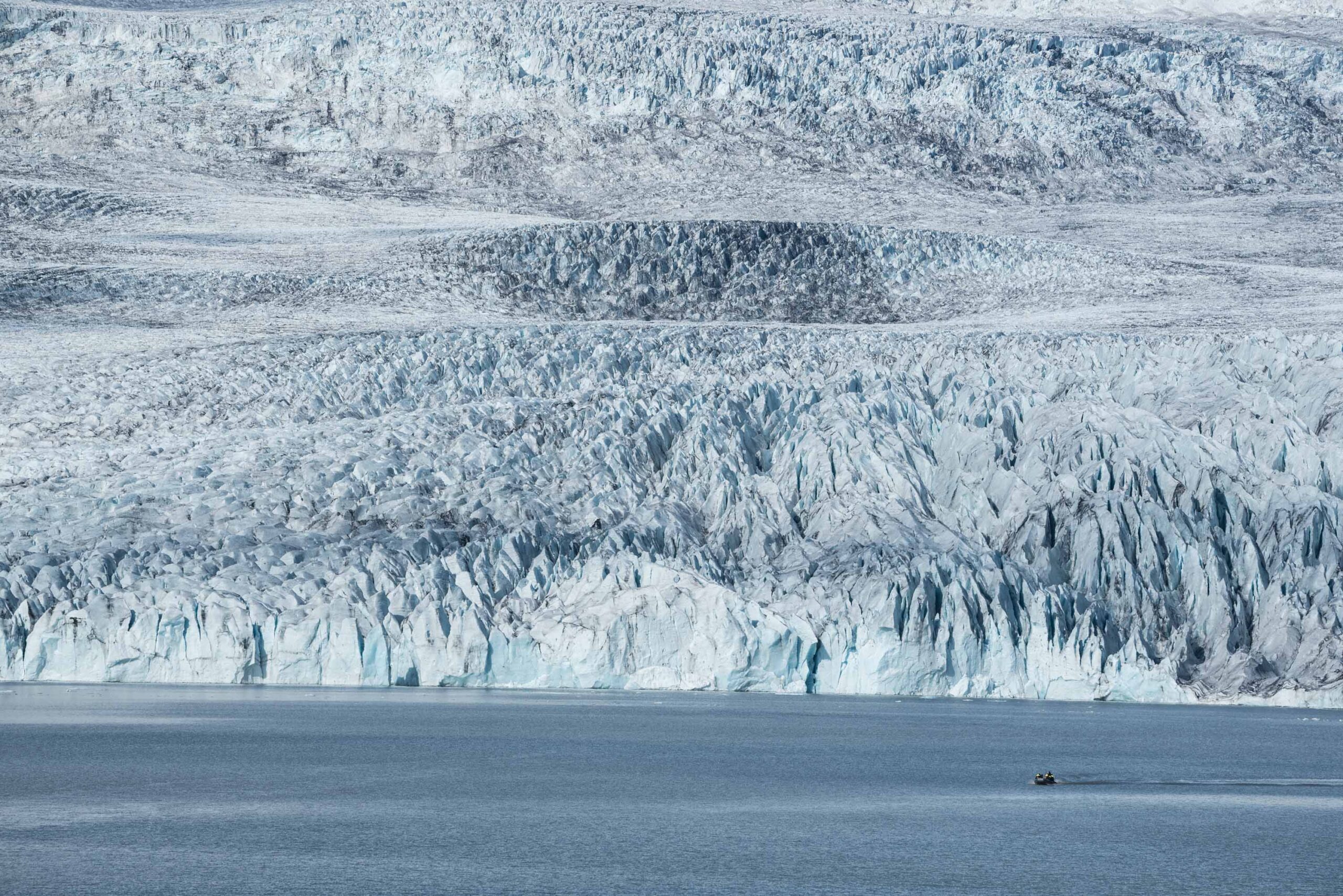 Bootje op het meer voor de kalvende Fjallsjökull.