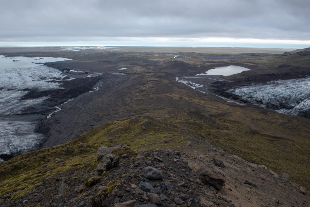 De rug tussen de Fjallsjökull (links) en de Hrútárjökull, augustus 2023.