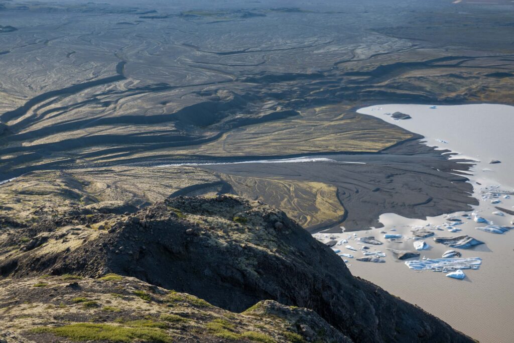 De spoelzandwaaier voor het proglaciale meer van de Heinabergsjökull is steeds dieper ingesneden door rivieren en is nu gelaagd in 'terrassen', augustus 2023.