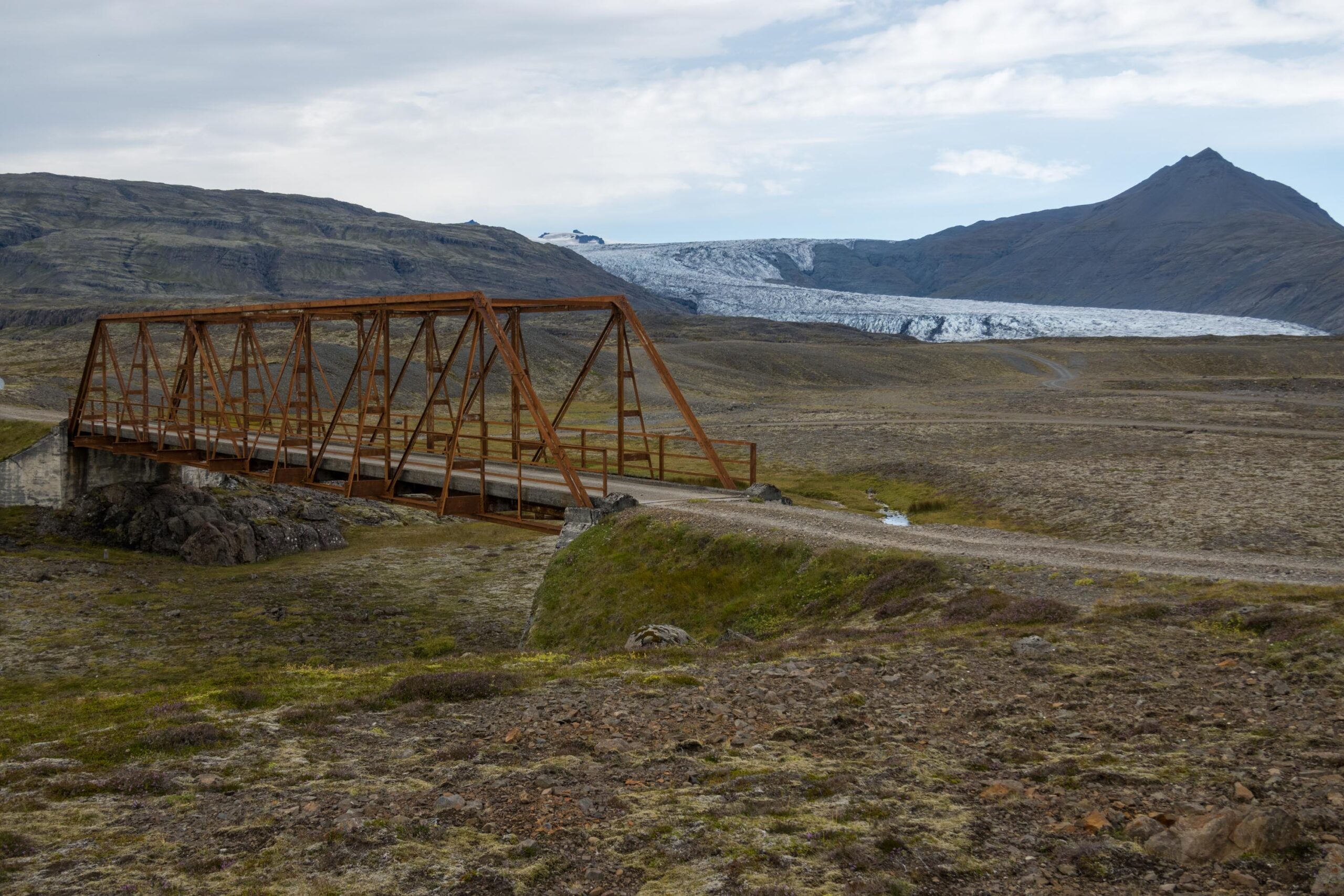 Een brug ligt over de verdwenen rivier de Heinabergsvötn.