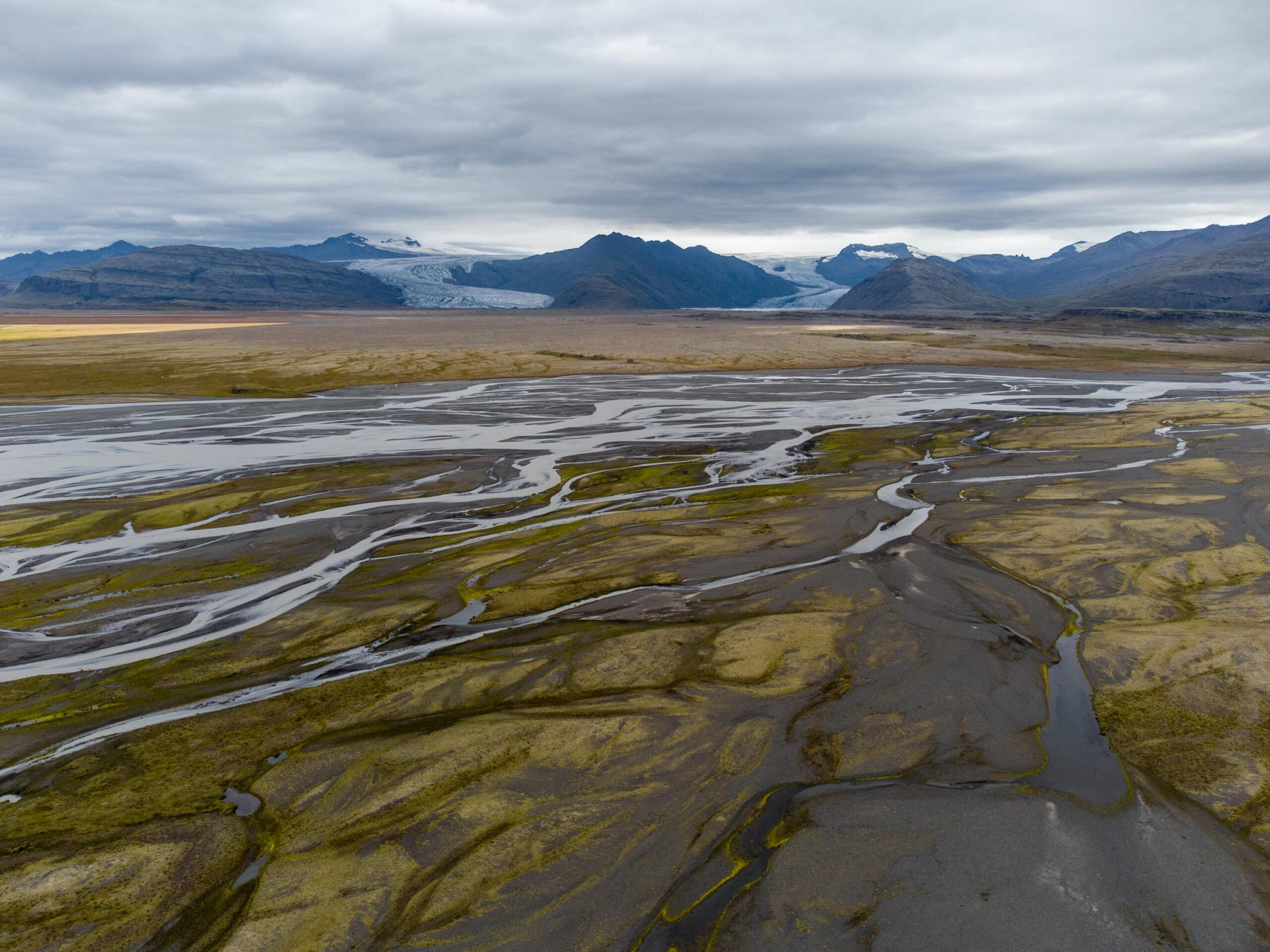 Vlechtende rivieren met de Heinabergsjökull (rechts) en de Skálafellsjökull op de achtergrond, augustus 2023.