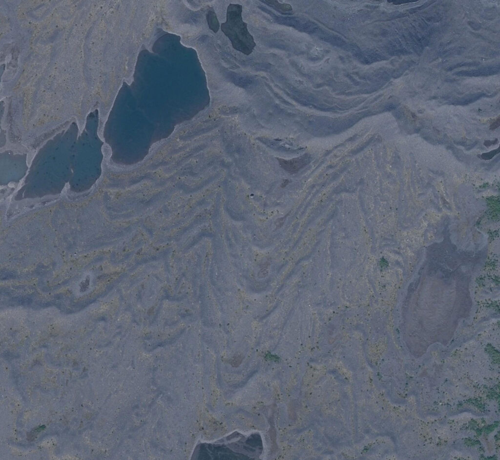 Luchtbeeld van de V-vormige haarspeldmorenes in het voorland van de Skaftafellsjökull. Bron: Loftmyndir ehf.