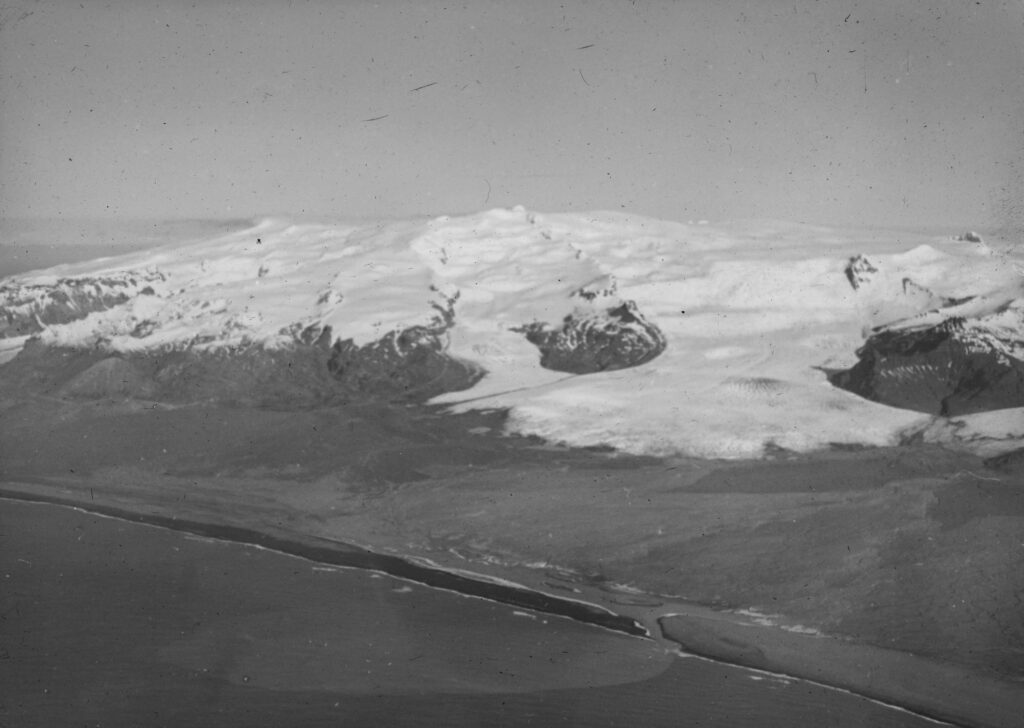 Vliegtuigfoto van de Fjallsjökull in circa 1930, toen hij nog grensde aan de Breiðamerkurjökull (rechts). Bron: National Museum of Denmark, foto ES-212364.