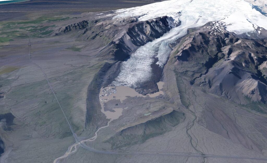 De Kvíárjökull met prominente morenes. Data: satellietbeeld uit 2022 met hoogtekaart.