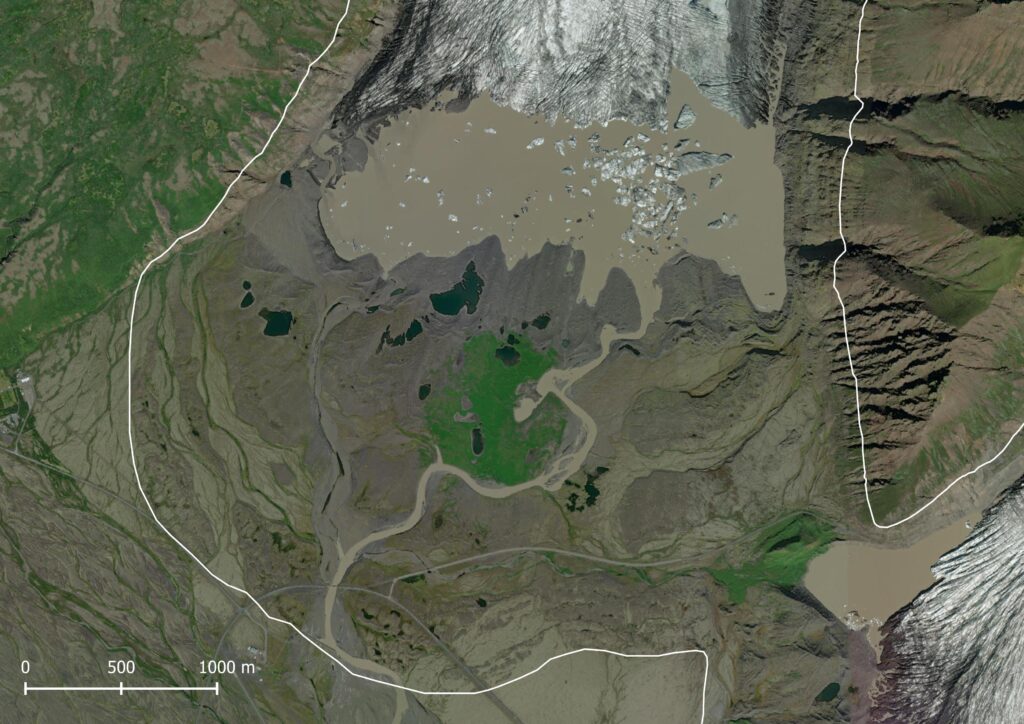 Satellietbeeld (ESRI) van de Skaftafellsjökull uit 2021 met z'n omvang in 1870-1880 in wit.