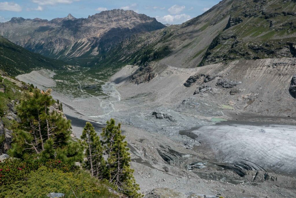 De Morteratschgletscher met hoge, eroderende zijmorenes.