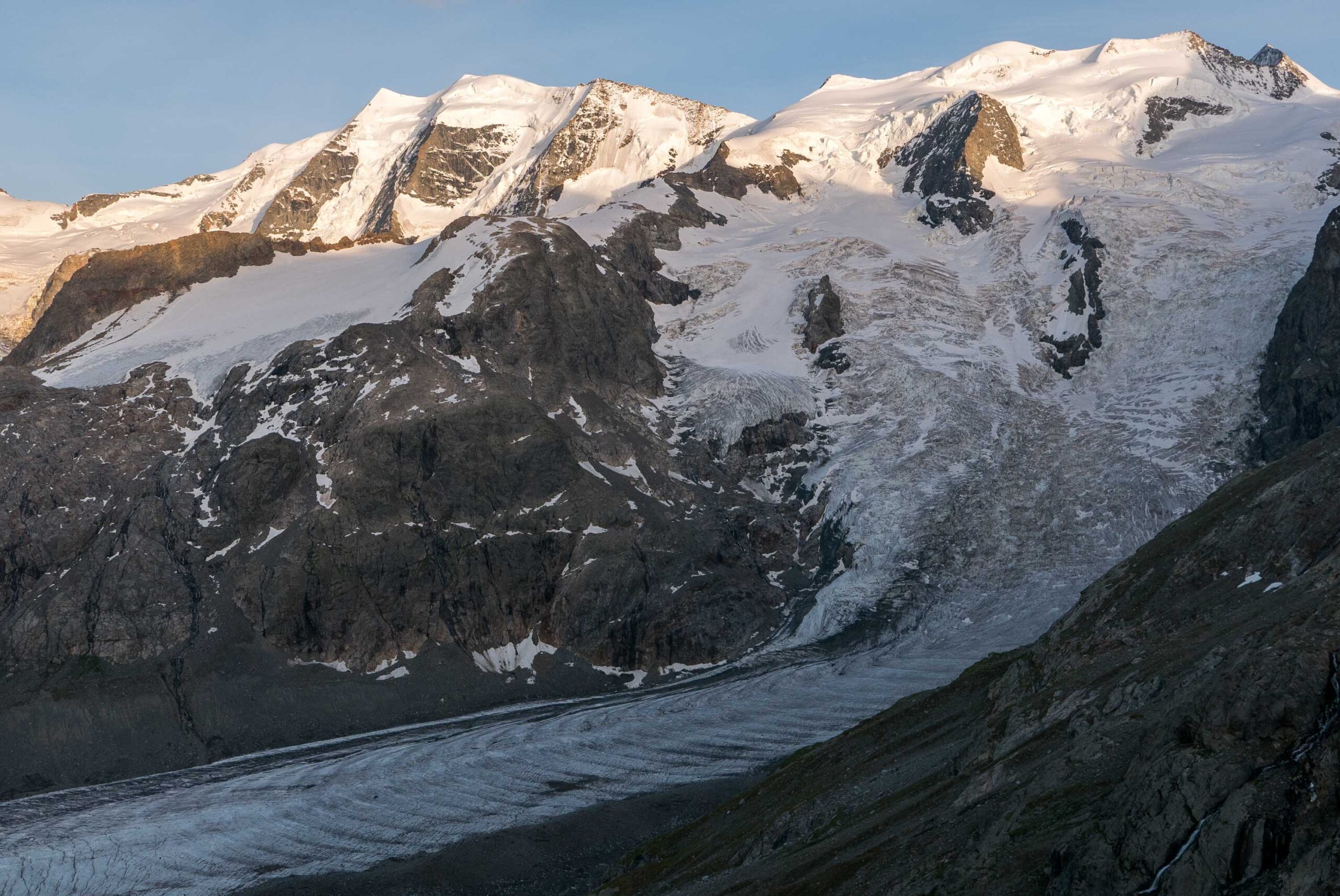 Ogieven onderaan de ijsval van de Morteratschgletscher, juni 2022.