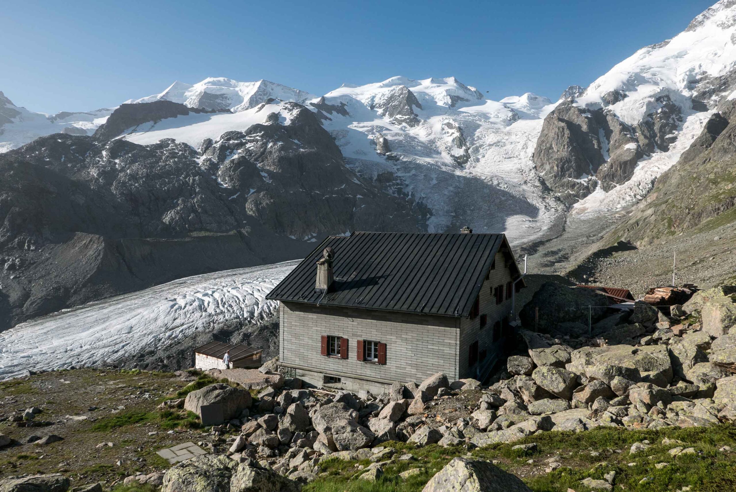 De berghut Boval kijkt uit over de Morteratschgletscher.