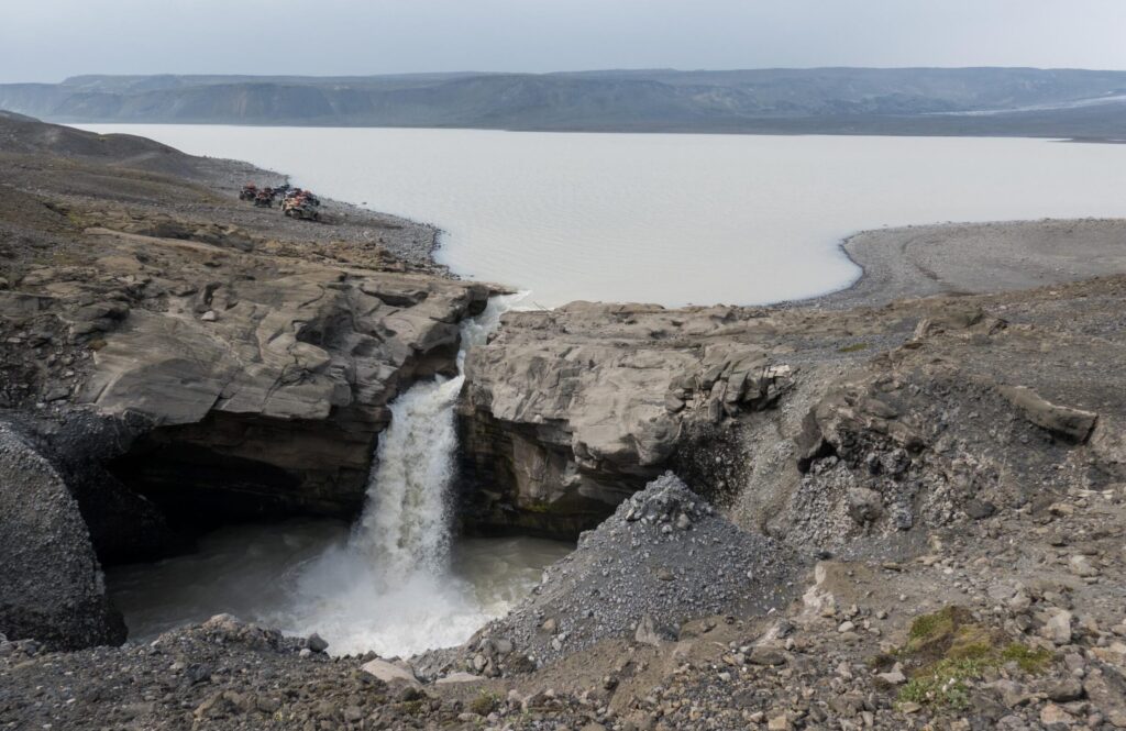 Het Hagavatn met de waterval de Nýifoss.