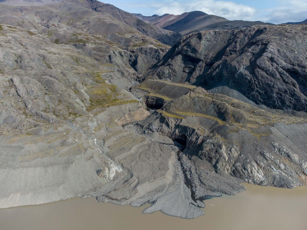 Monding van de Efstafellsgil. De rivier werd vroeger afgedamd door de Hoffellsjökull.