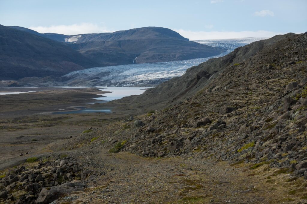 De Svínafellsjökull in de verte met de Svínahryggur rechts, augustus 2023.