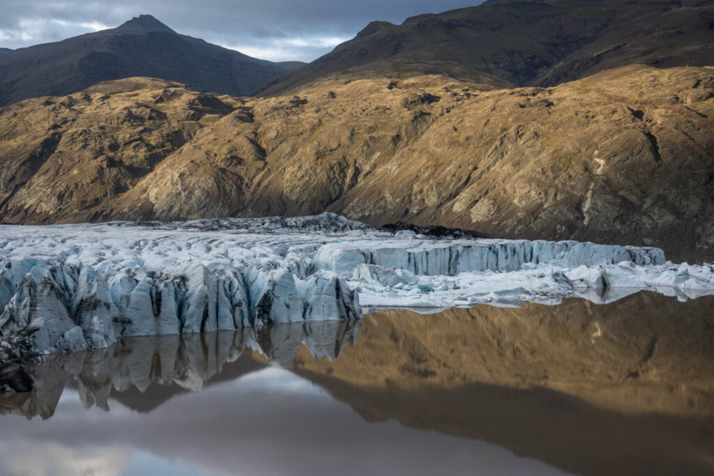 De Hoffellsjökull drijft in 300 m diep water.