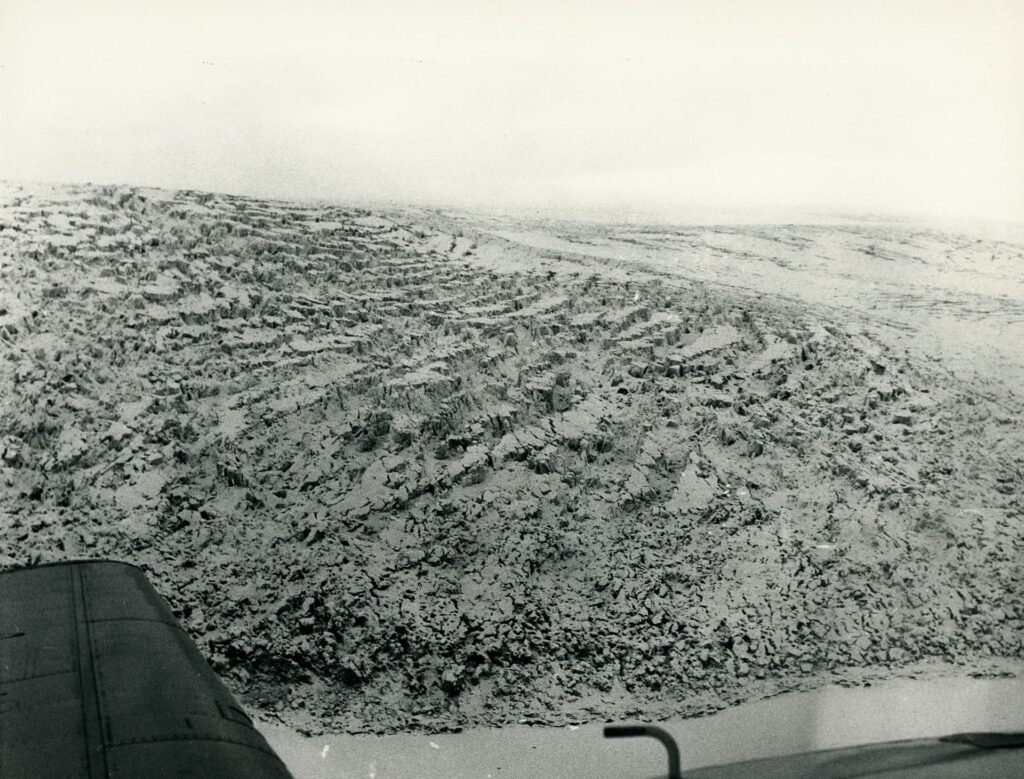 De Bruárjökull in het noorden van de Vatnajökull tijdens z'n surge in november 1963. Het oppervlak zit vol scheuren door de plots toegenomen stroomsnelheid. Fotograaf: Magnús Jóhannsson, Jöklarannsóknafélag Íslands.