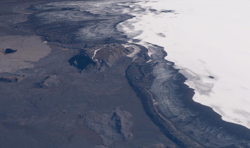 3D-weergave van een satellietbeeld (2022) van de Kistufell met de Dyngjujökull, kijkrichting oost.