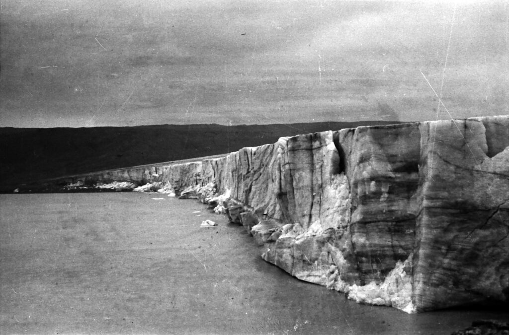 Kalvende rand van de Eystri-Hagafellsjökull in 1938, kort voordat de ijsdam zou breken. Fotograaf: Sigurður Þórarinsson, Jöklarannsóknafélag Íslands.