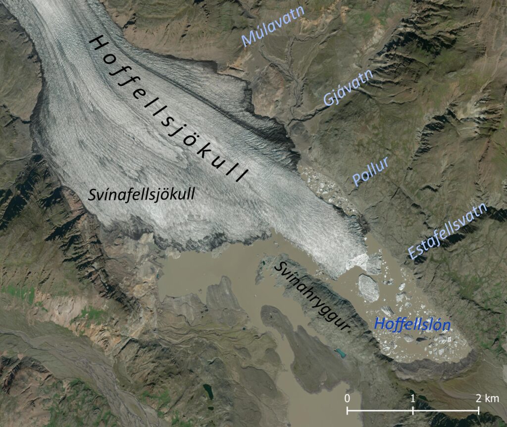 Satellietbeeld (2023) van de tong van de Hoffellsjökull met relevante namen.