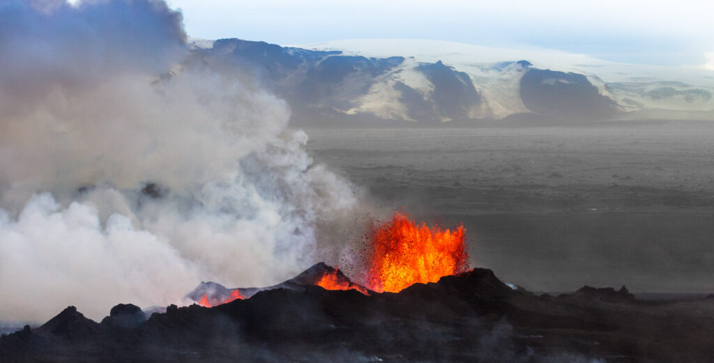 Het lavaveld Holuhraun in 2014 met de Dyngjujökull en Kverkfjöll op de achtergrond. Fotograaf: Alexander Máni Kárason (via Flickr).