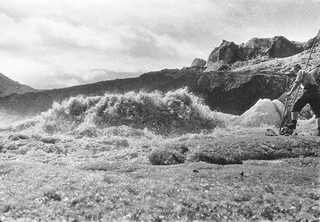 Smeltwater borrelt recht omhoog aan de voorkant van de Hoffellsjökull in 1936. Fotograaf: Sigurður Þórarinsson in Björnsson (2017), The Glaciers of Iceland p. 491.