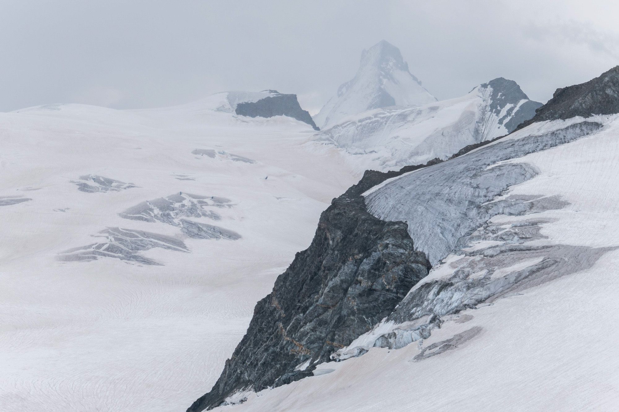 De Tête Blanche (midden) met de Dent d'Hérens op de achtergrond.