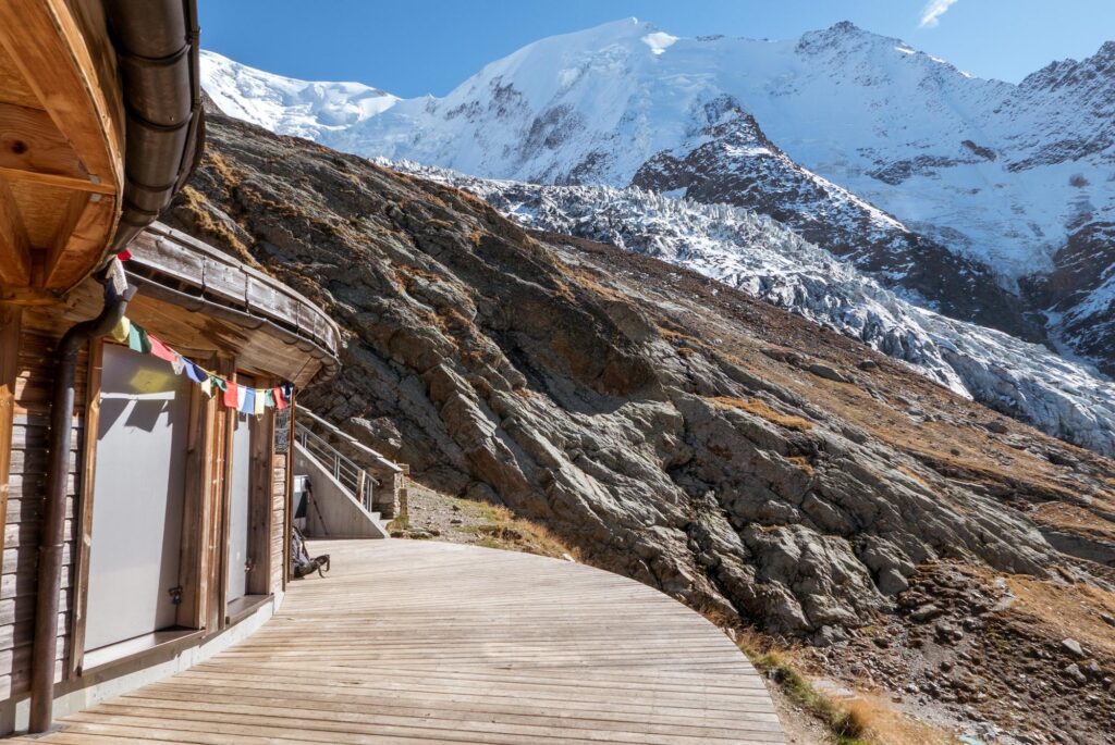 De Refuge de Nid d'Aigle kijkt uit over de Glacier de Bionnassay.