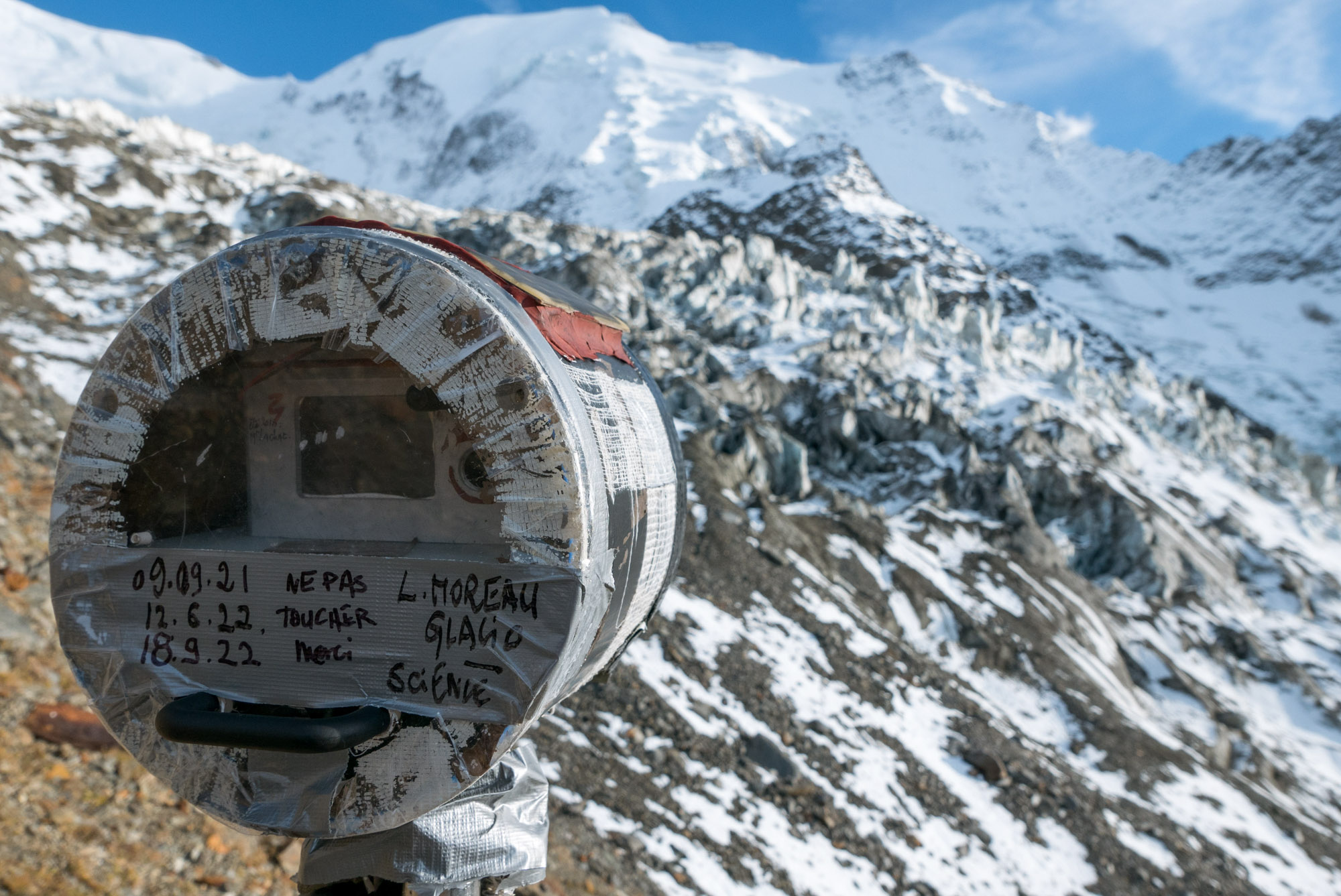 De timelapsecamera van Luc Moreau registreert de bewegingen van de gletsjer.