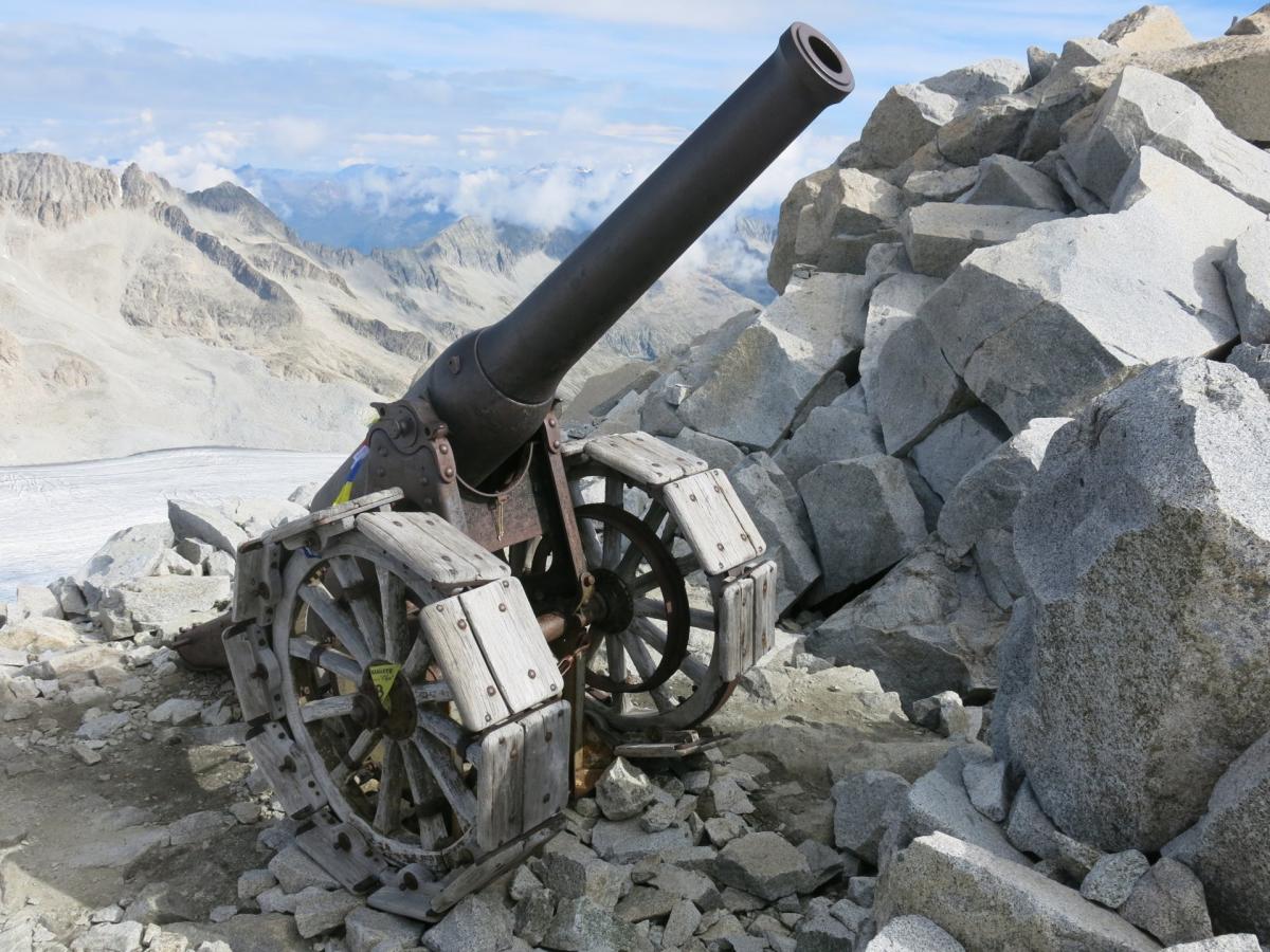 Het kanon boven de Adamellogletsjer. Bron: mountainfriends.it.