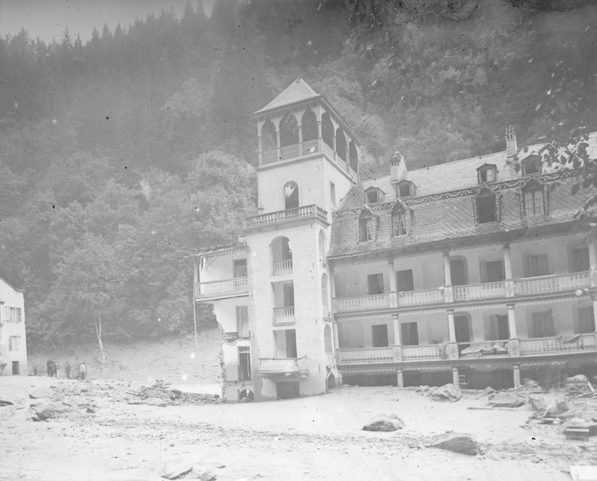 Overstroomd en deels ingestort kuurhotel in Saint-Gervais, 1892. Bron: Bibliotheque Nationale de France (http://ark.bnf.fr/ark:/12148/cb45958096j).