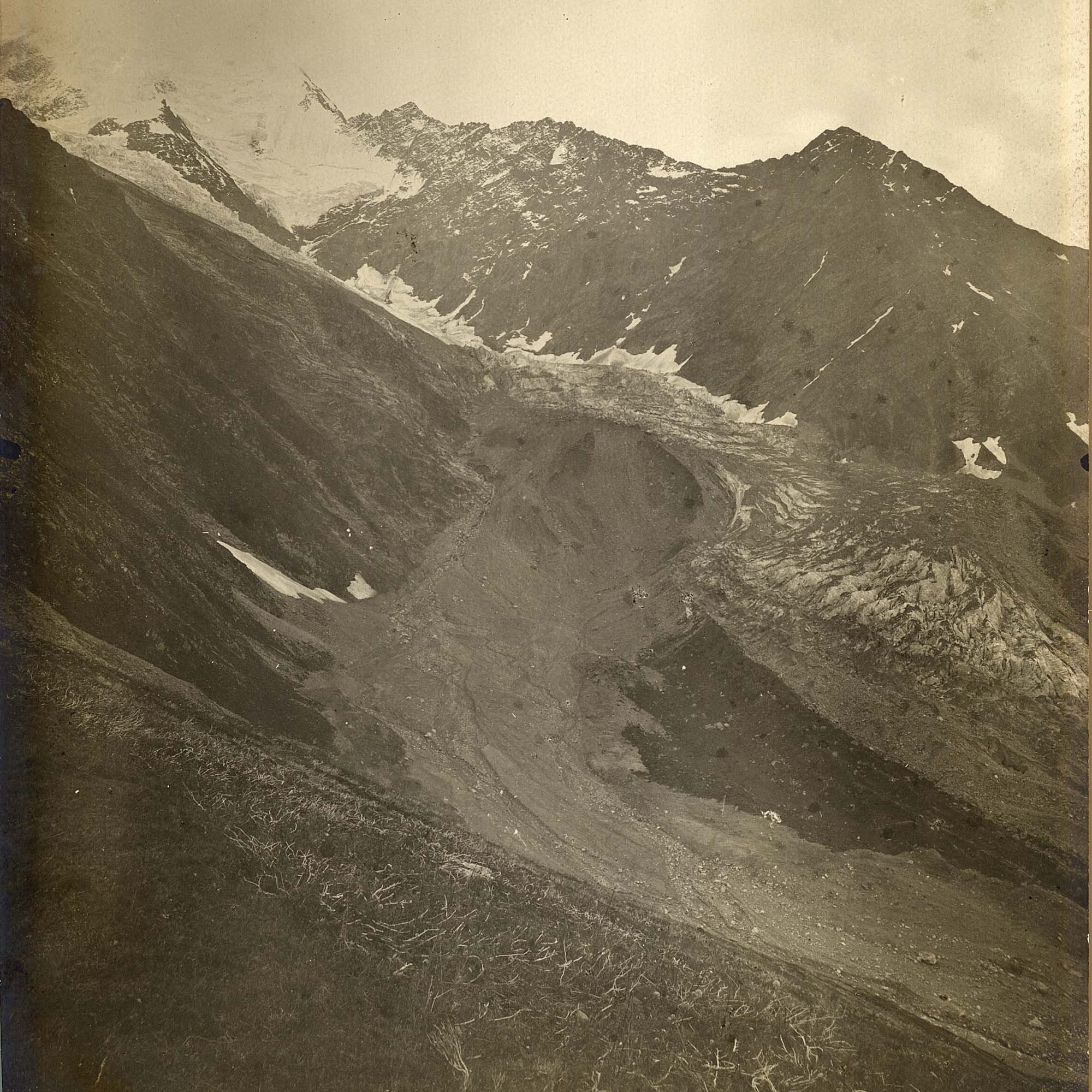 De vloedgolf uit de Glacier de Tête Rousse snelde langs de Glacier de Bionnassay Glacier, juli 1892. Bron: Bibliotheek ETH Zürich, foto Hs_1458-GK-BF02-1892-0007.