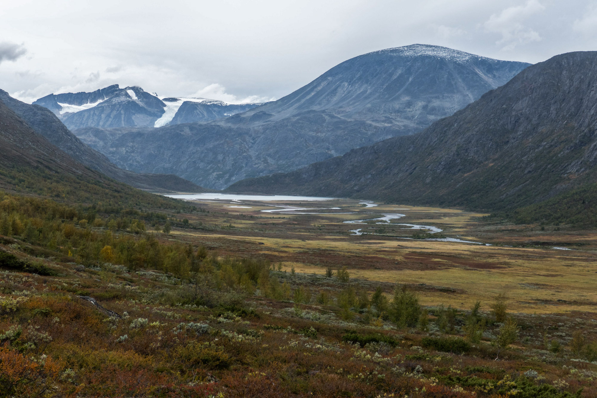 De delta van de Leirungsåe onder de bergkamp Knutshøe (rechts). Op de achtergrond Besshøe en Surtningssue.