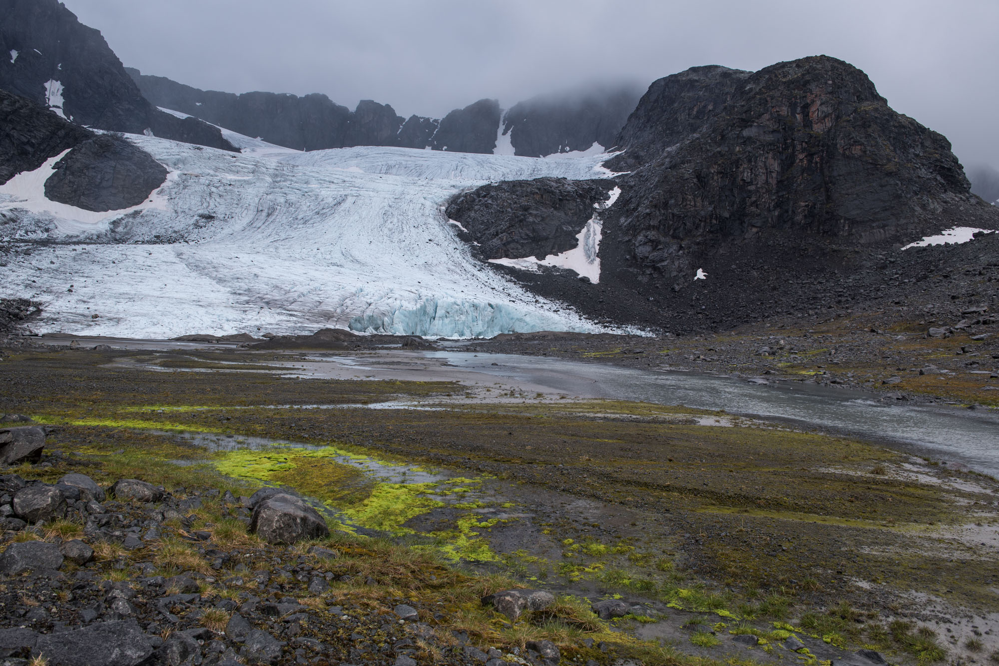 Kalvehøgde rises above the glacier in the background.