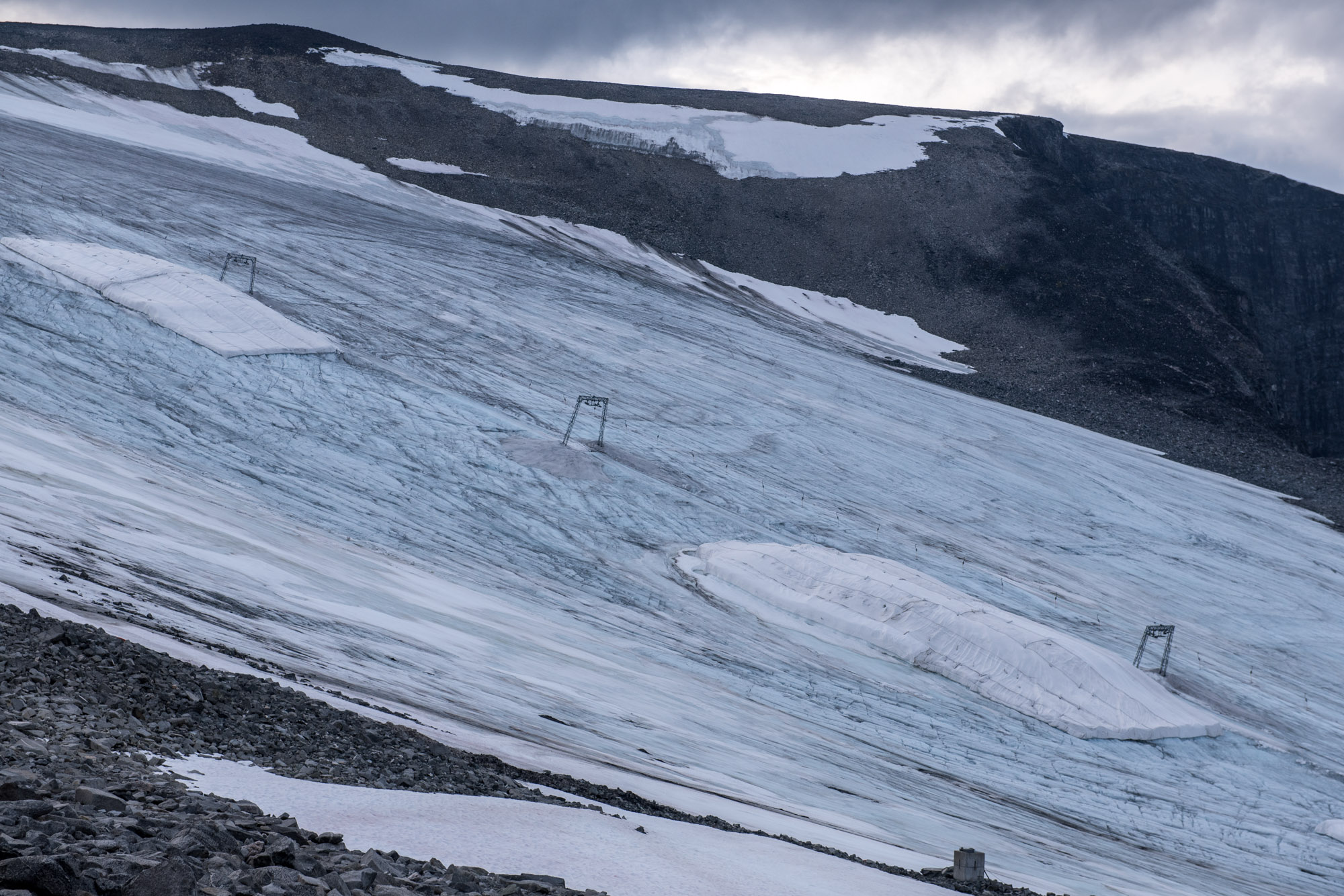 No snow on Vesljuvbreen in August 2024.