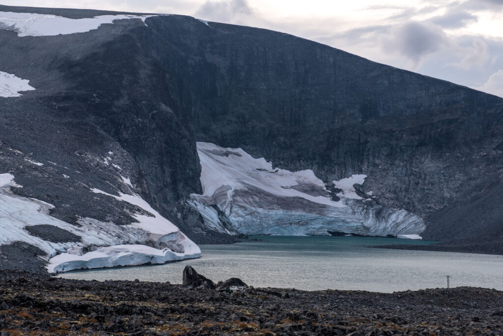 De Kjelbreen ligt onder de 300 m hoge klif. Restanten van de Vesljuvbreen links.